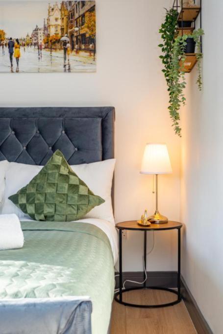 Heathrow Guest House - Oakway Feltham Buitenkant foto