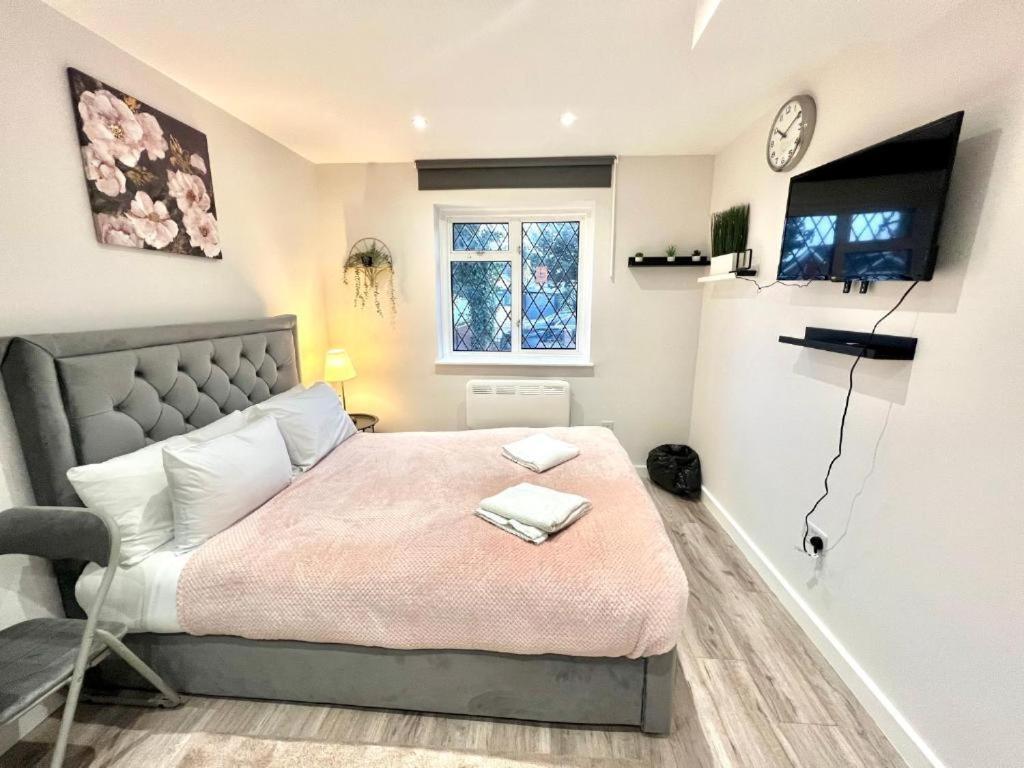 Heathrow Guest House - Oakway Feltham Buitenkant foto