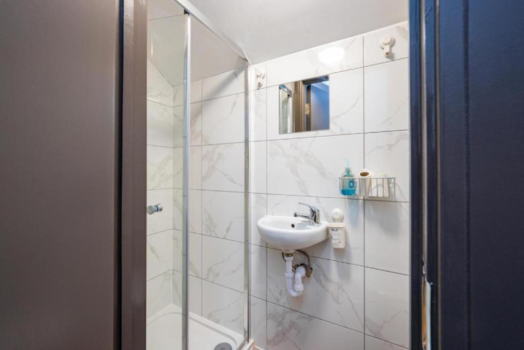 Heathrow Guest House - Oakway Feltham Buitenkant foto