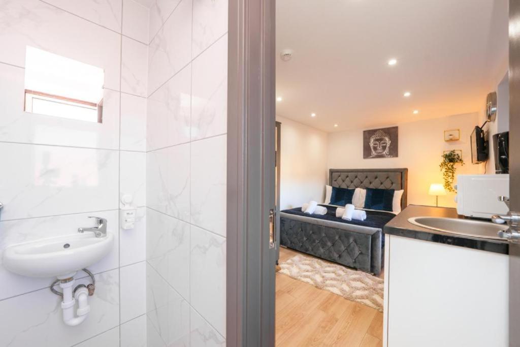 Heathrow Guest House - Oakway Feltham Buitenkant foto
